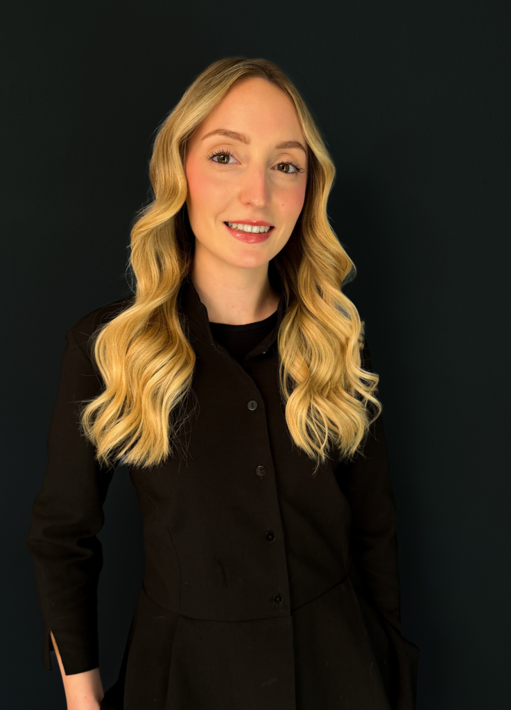 Mi chiamo Elena e sono una parrucchiera qualificata e abilitata con sei anni di esperienza nel settore dell’hairstyling. Ho iniziato il mio percorso professionale a Vicenza, lavorando in saloni dinamici e stimolanti che mi hanno permesso di crescere rapidamente, sviluppando una grande attenzione ai dettagli e alle esigenze di ogni cliente. Successivamente, attratta dallo stile e dalla filosofia del salone Glow ad Affi, nel Veronese, ho deciso di trasferirmi per entrare a far parte di un ambiente creativo dove poter esprimere al meglio la mia passione per questo lavoro. Sono specializzata nelle schiariture, nel mondo del biondo e del colore, servizi che mi permettono di valorizzare ogni persona con soluzioni personalizzate, sempre nel rispetto della struttura del capello e dell’armonia del viso. Credo molto nella formazione continua e nel rimanere aggiornata su tecniche e tendenze per offrire servizi moderni e di qualità.